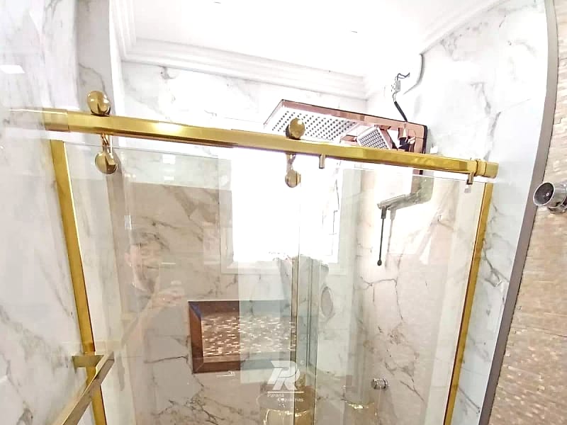Box em vidro temperado com perfil dourado