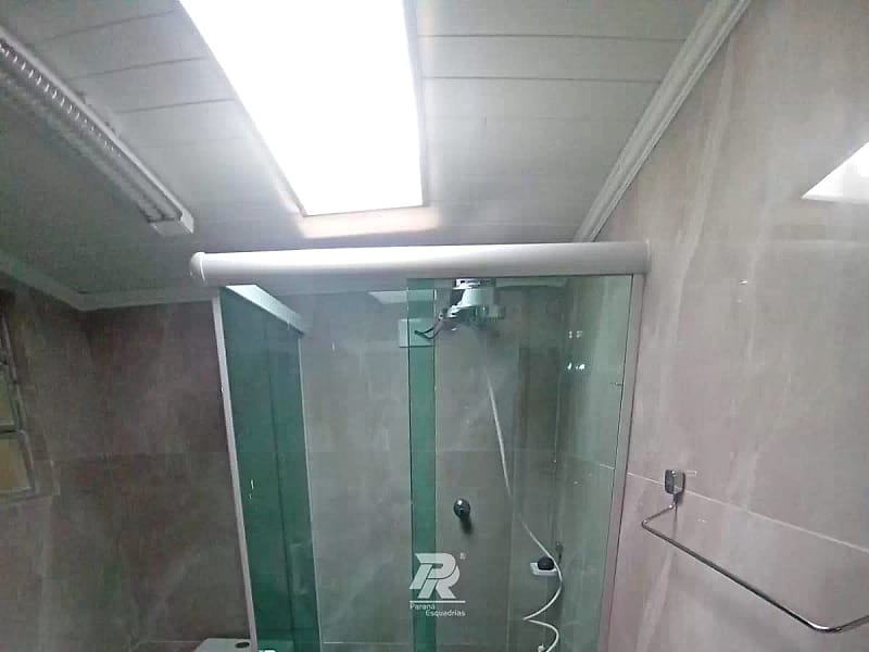 Box de correr com perfil branco