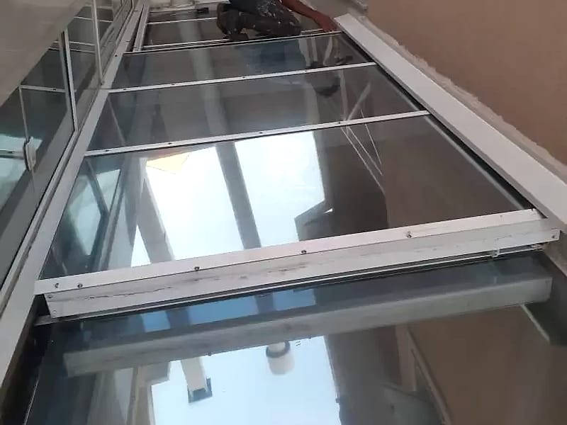 Instalação de cobertura de vidro