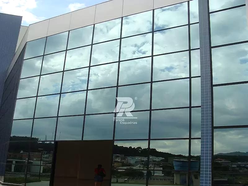 Fachada de vidro espelhado comercial