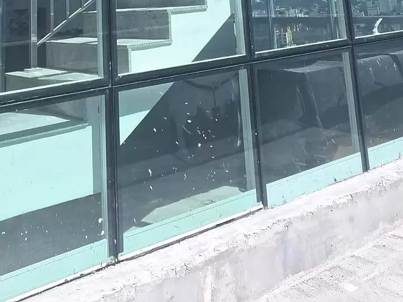 Fachada de vidro estrutural sobre escada