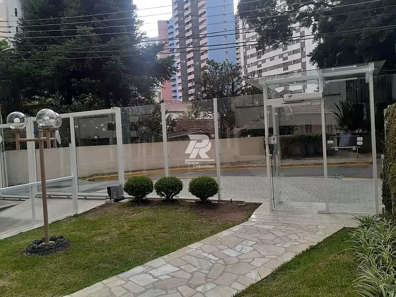 Fechamento de vidro na entrada do condomínio