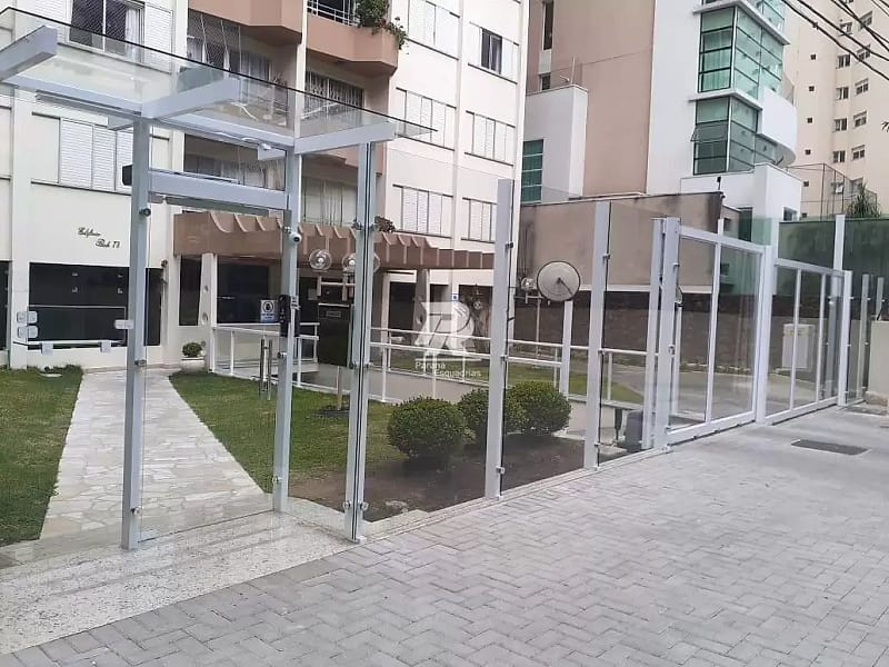 Fechamento de vidro em área comum