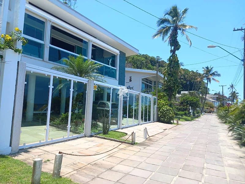 Fachada de vidro em residência litorânea