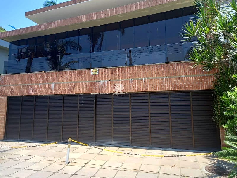 Fachada de vidro e brises em residência