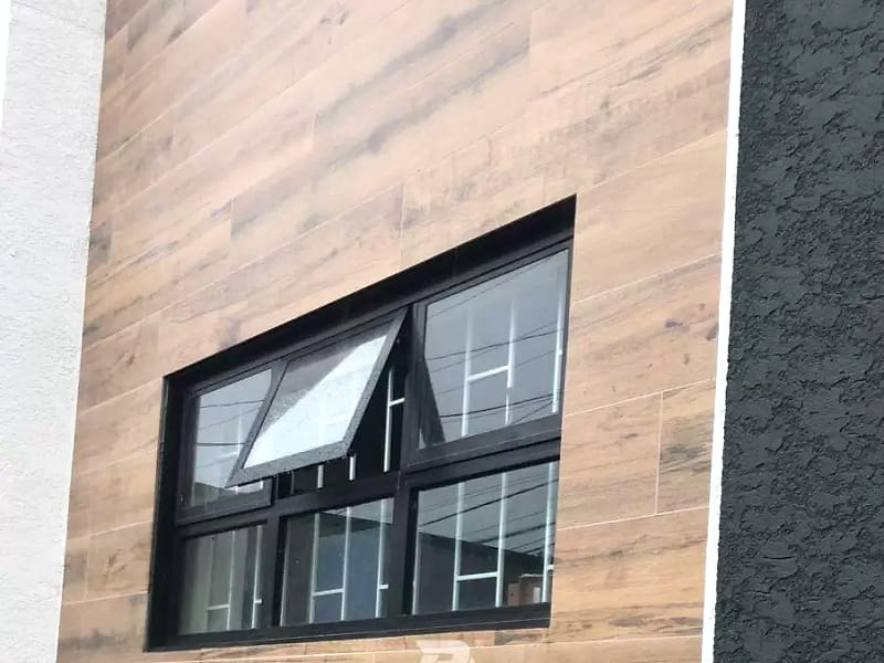 Janela de alumínio preto em fachada amadeirada