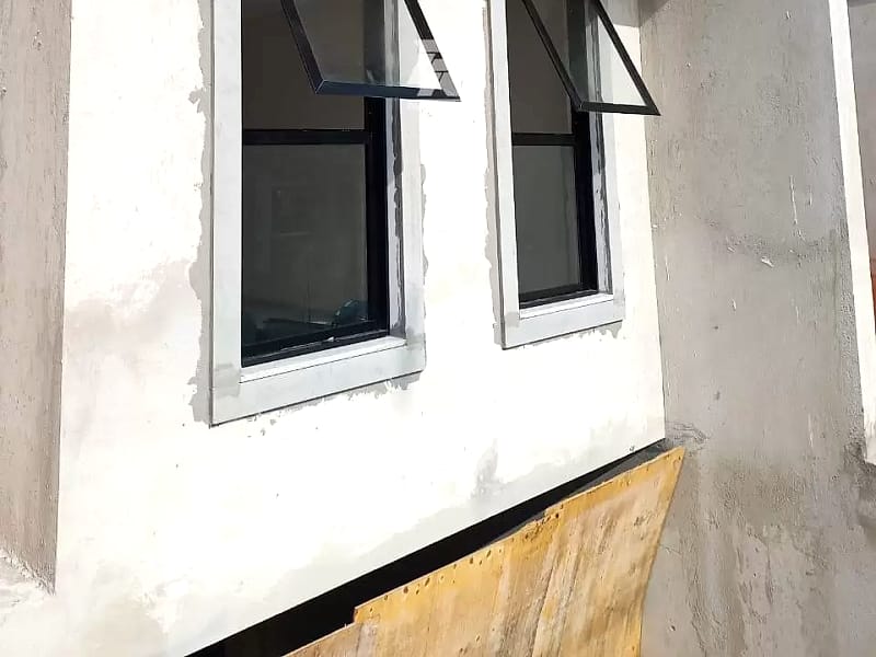 Janelas maxim-ar instaladas em fachada